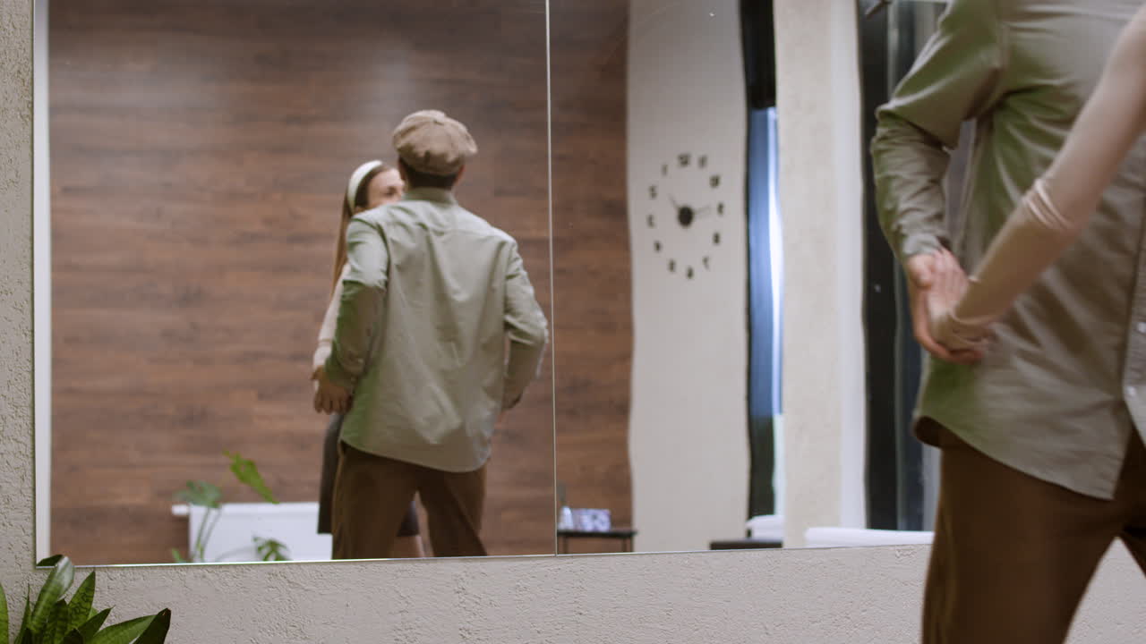 스윙 레슨을 받고 있는 학생들