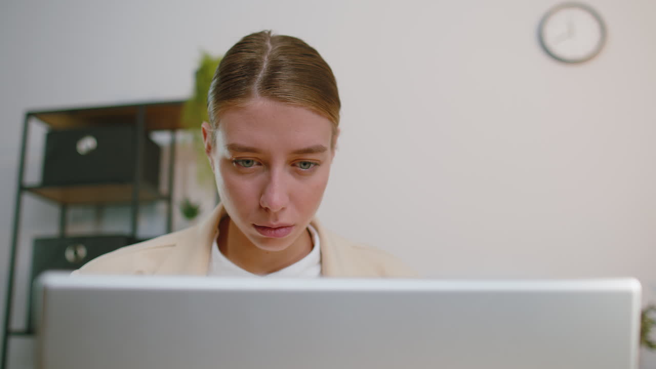 mujer de negocios chica freelance en el lugar de trabajo de la oficina trabajando en una computadora portátil envía mensajes en línea