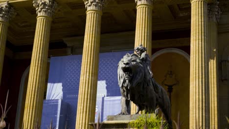 gran edificio con estatua de león