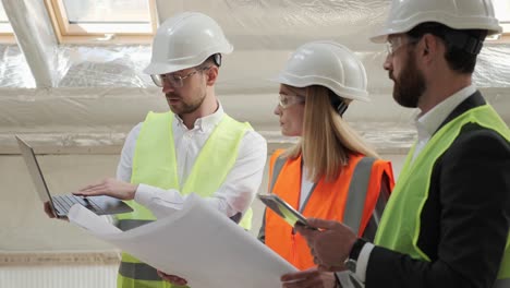 un equipo profesional de especialistas utiliza la computadora portátil en el sitio de construcción. proyecto de edificio vacío de bienes raíces con ingeniero civil, inversor arquitectónico, mujer de negocios y trabajador discutiendo el plan de diseño.