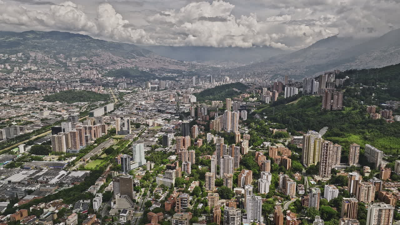 Medelín Colômbia Aéreo v8 sobrevoo de drone por El Poblado, abrangendo os bairros Lalinde, Castropol, Villa Carlota e Perpétuo Socorro, capturando a paisagem urbana de encosta - Filmado com Mavic 3 Cine - Novembro de 2022