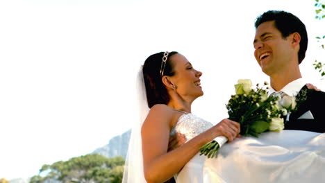 Feliz-Pareja-De-Recién-Casados-En-El-Parque