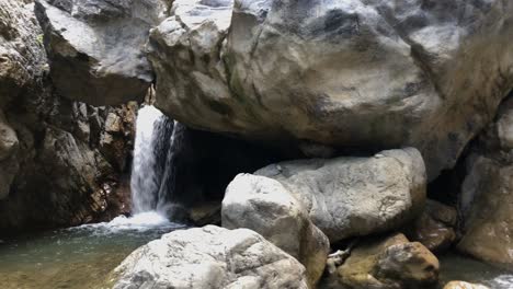 Cascada-4k-En-El-Desfiladero-De-Sarakina,-Creta,-Grecia