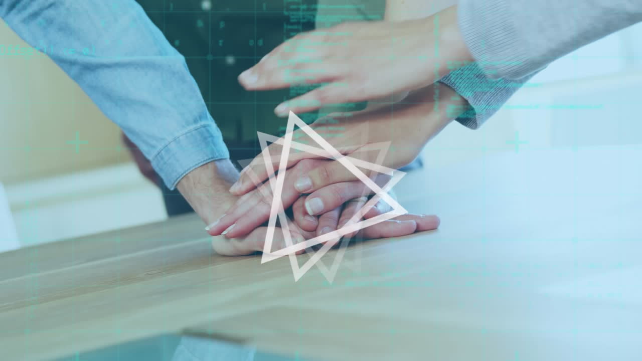 animación de triángulos y procesamiento de datos sobre personas apilando a mano