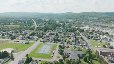 In-Den-Himmel-Geneigte-Luftaufnahmen-Erforschen-Die-Ländliche-Stadt-Madawaska,-Maine