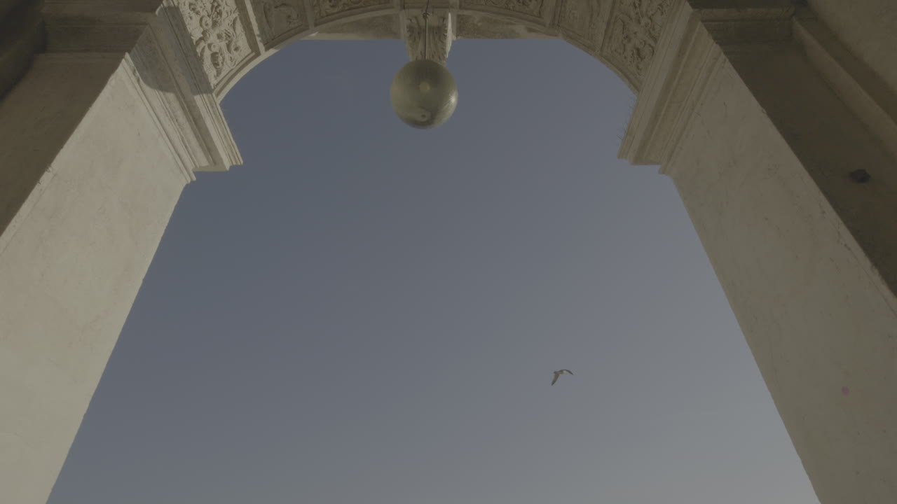 Arco con Uccello e Lampione