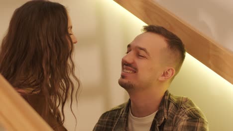 una pareja enamorada está pasando tiempo en casa.