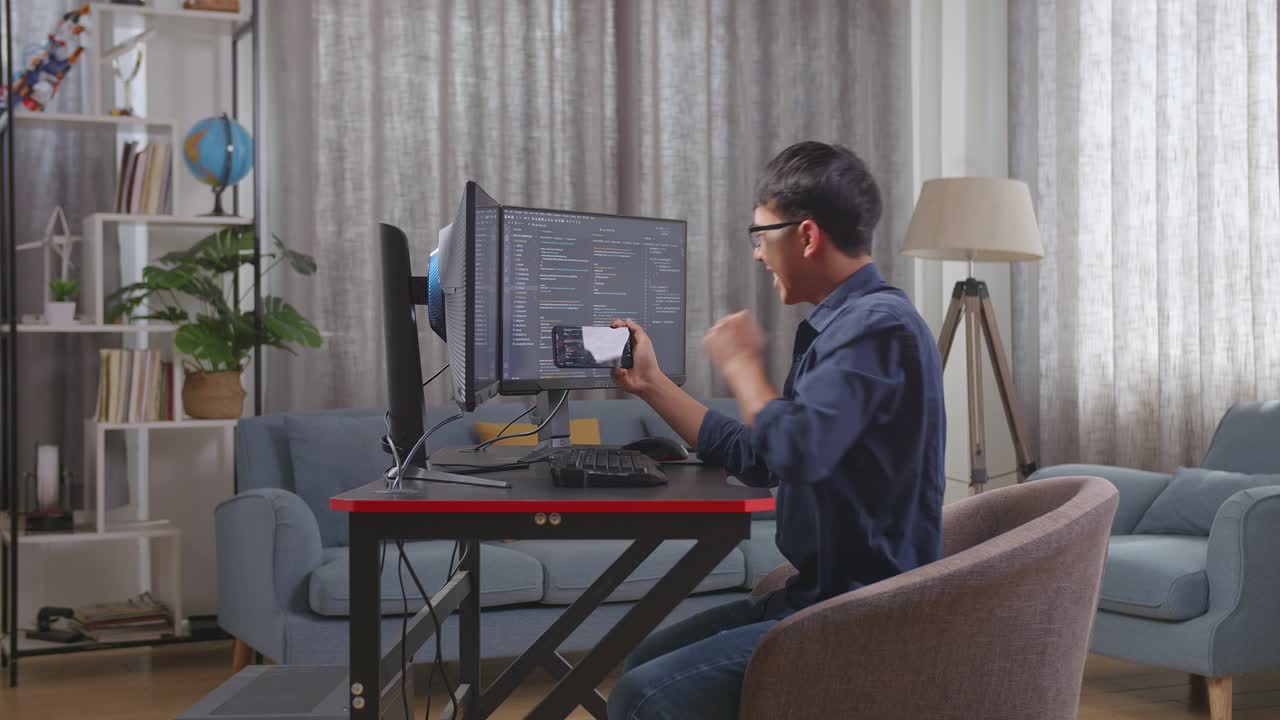 성공적인 코딩 세션을 축하하는 프로그래머