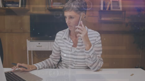 animación de codificación binaria y procesamiento de datos sobre mujer de negocios usando teléfono inteligente en la oficina.