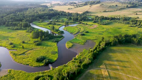 Filmische-Drohnenansicht,-Während-Sie-Sich-Dreht-Und-Einen-Fluss-Einfängt,-Der-Von-Oben-Durch-Die-Landschaft-Fließt