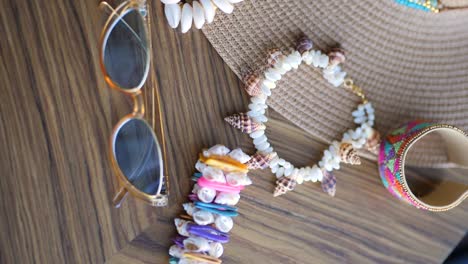 accesorios de verano para chicas gafas, brazalete, sombrero, chicas vibran vídeo vertical en cámara lenta