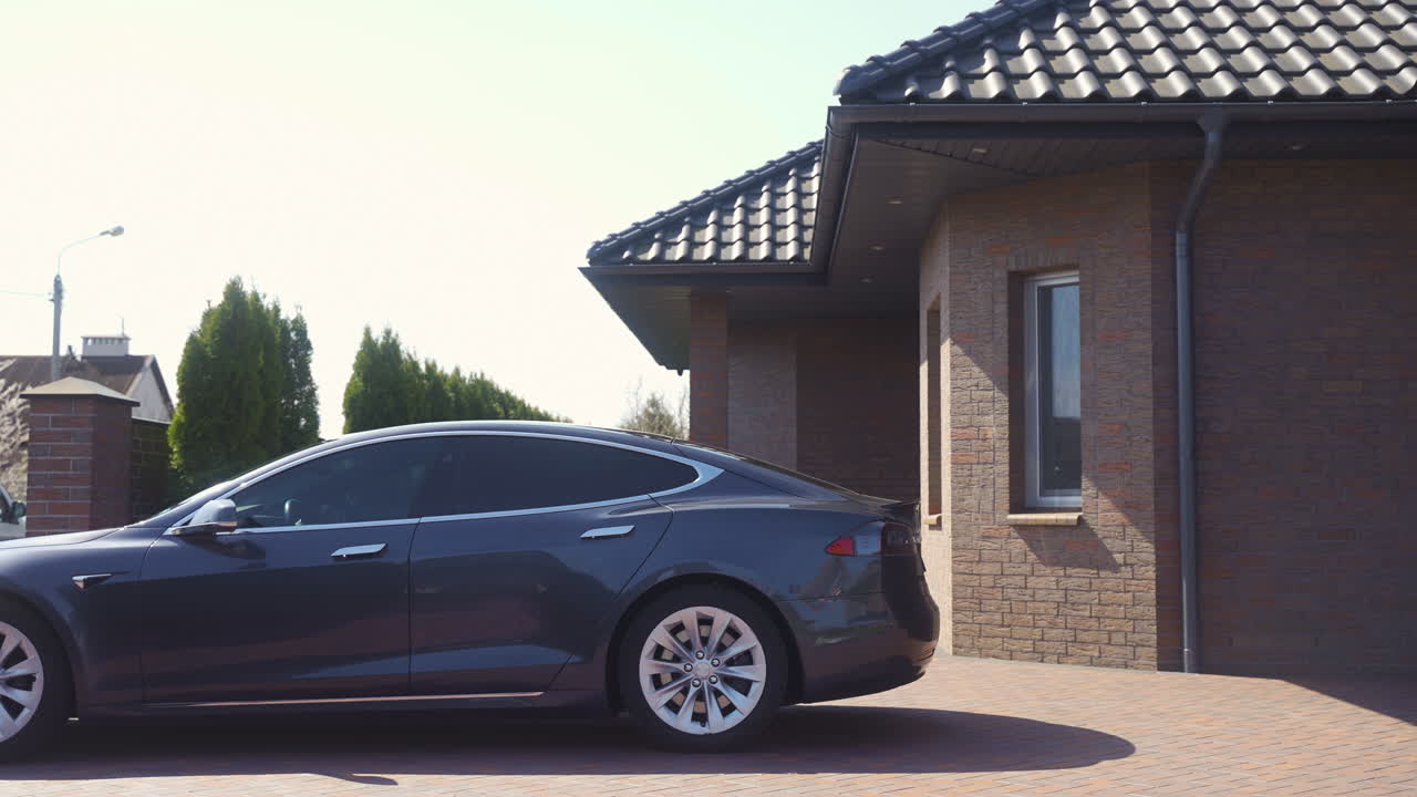 черная машина на открытом воздухе