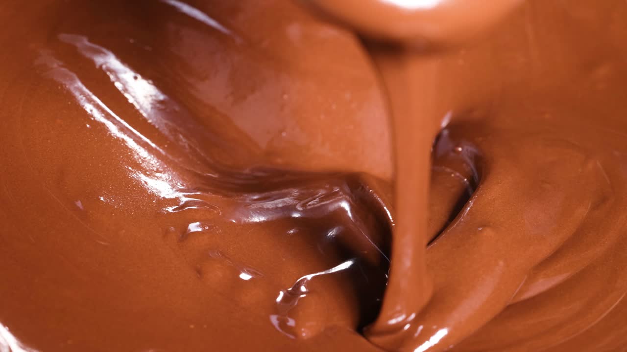 부드러운 초콜릿이 이고 부어지고 있습니다.