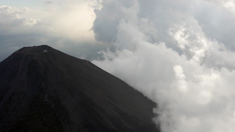 pico del cráter activo del volcán izalco cubierto de niebla, alta altitud el salvador