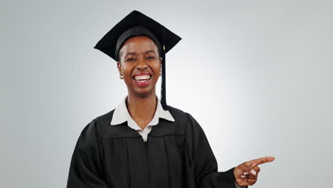 Graduación,-Mujer-Y-Estudiante-Señalando-Con-El-Dedo