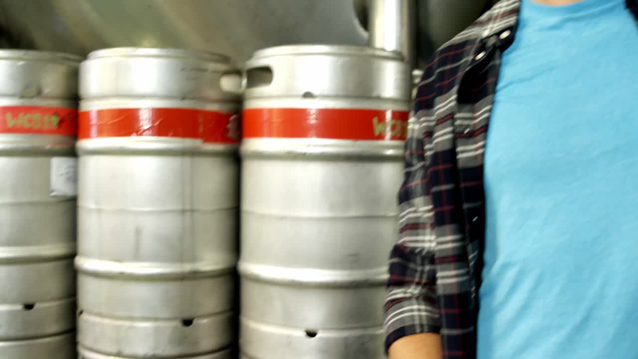 cervecero comprobando una pinta de cerveza 4k