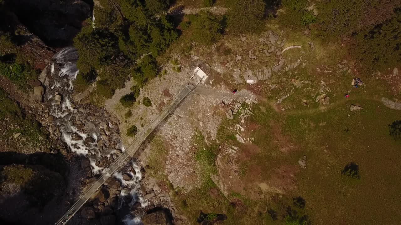 río que fluye en los alpes suizos, un puente lo cruza