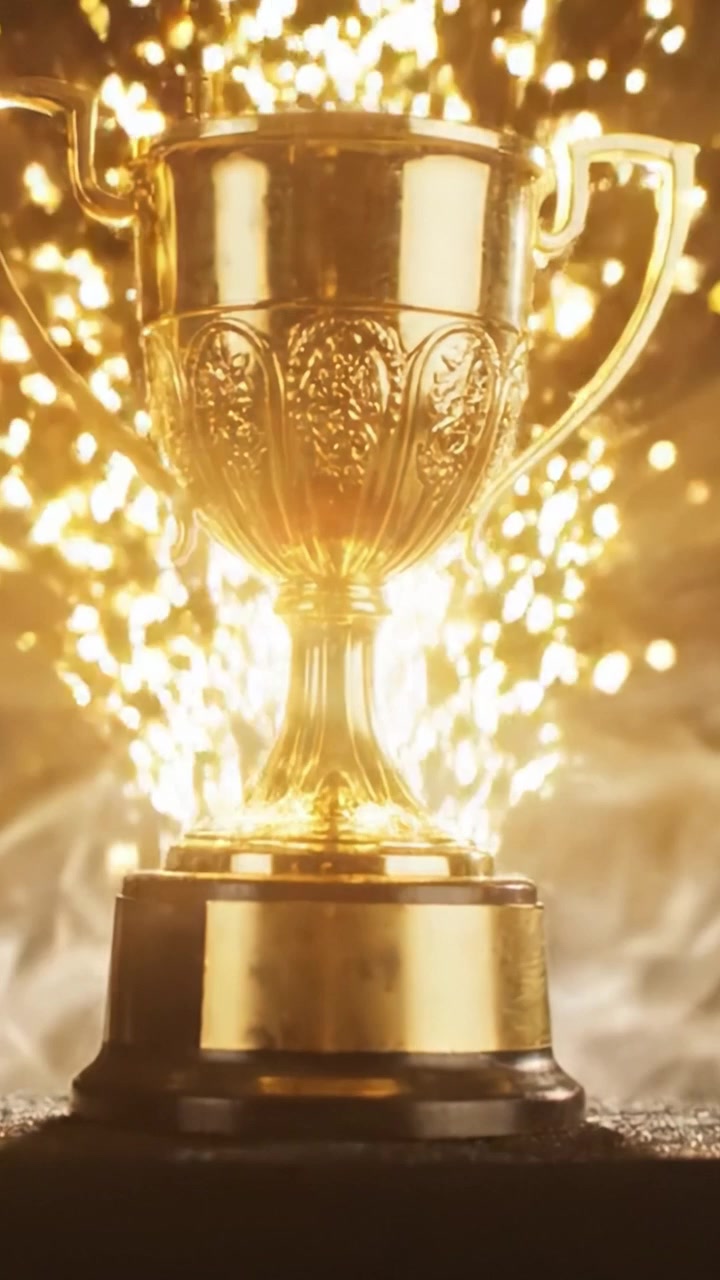 Trofeo d'oro scintillante catturato in inquadrature dinamiche, che mostra vittoria e successo su uno sfondo glamour di luci sfavillanti ed effetti di fumo.