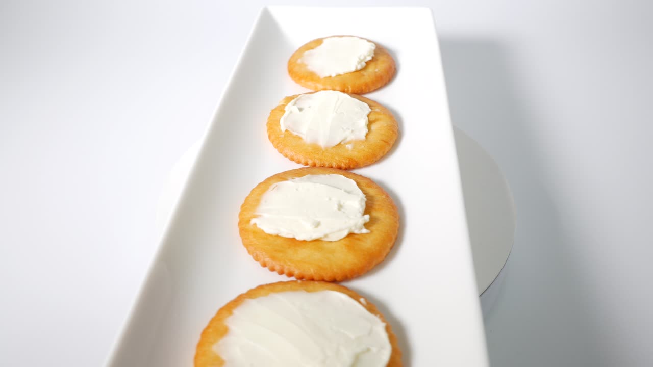 크림 치즈와 함께 둥근 크래커