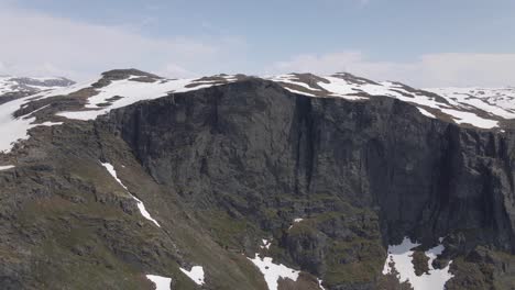 Video-De-Drones-De-La-Nieve-Derritiéndose-En-Las-Montañas