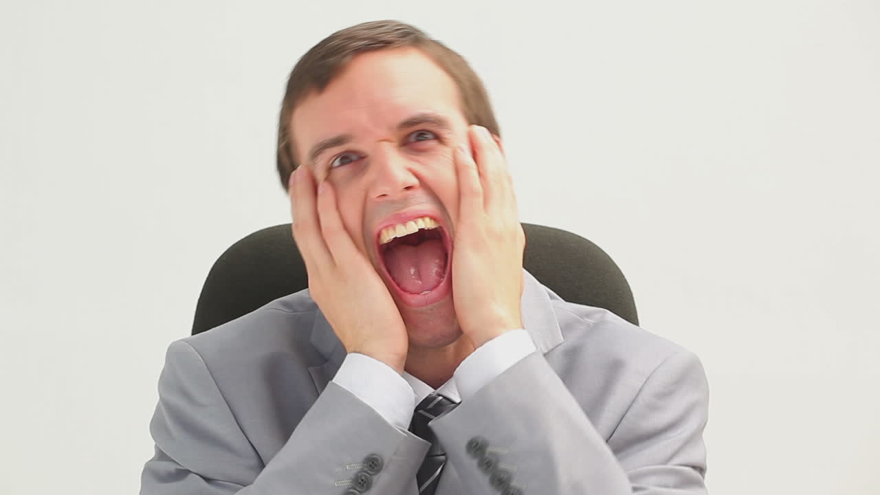 회전 의자 에 앉아 있는 사업가 가 소리 치고 있다