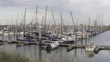 Hafen-Mit-Luxuriösen-Segelbooten-In-Der-Nähe-Des-Meeres-In-Ijmuiden,-Holland