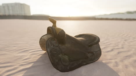 vieja silla de caballo en la playa