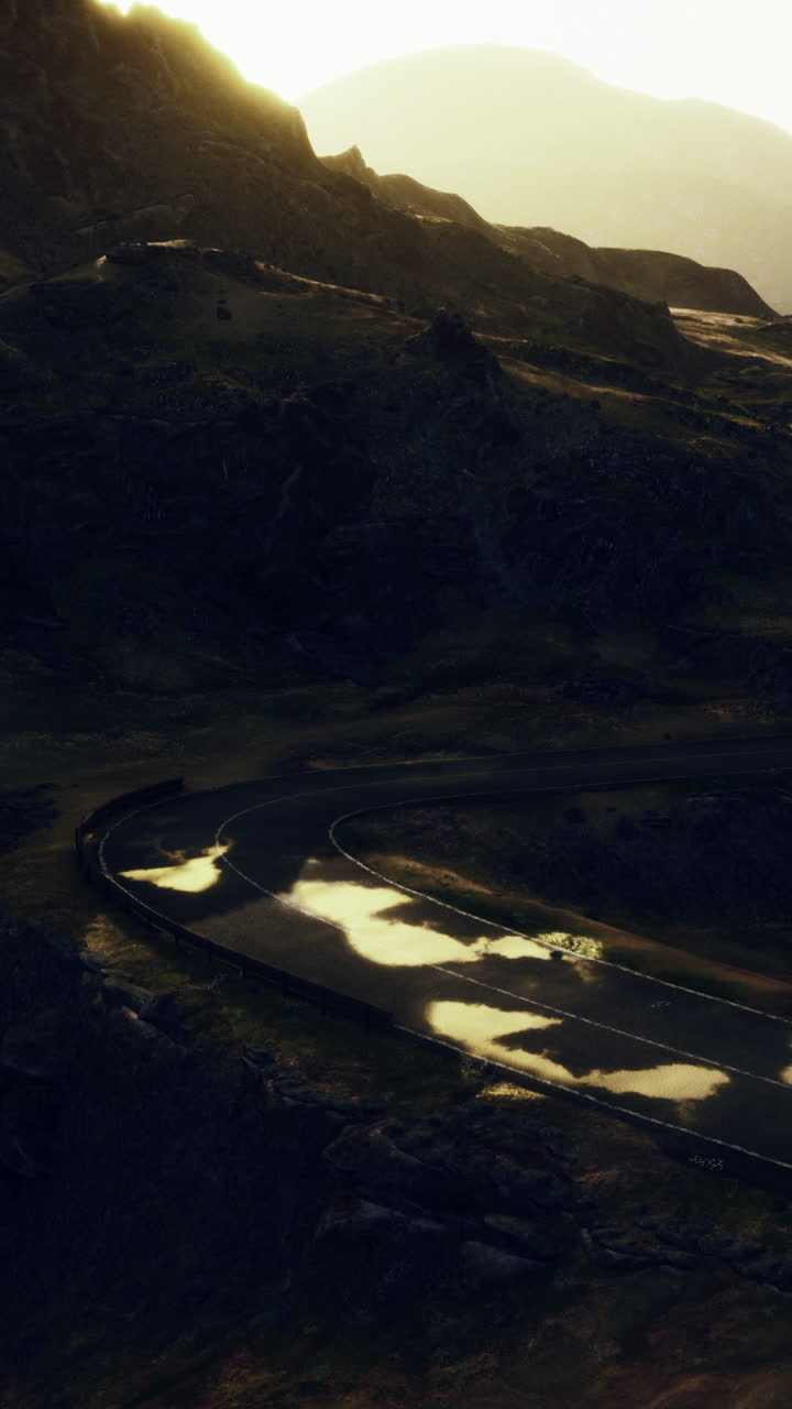 camino sinuoso a través de las montañas al atardecer