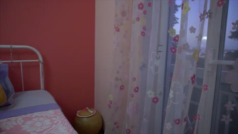osito de peluche en la habitación de la niña