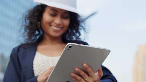 mujer ingeniera usando una tableta
