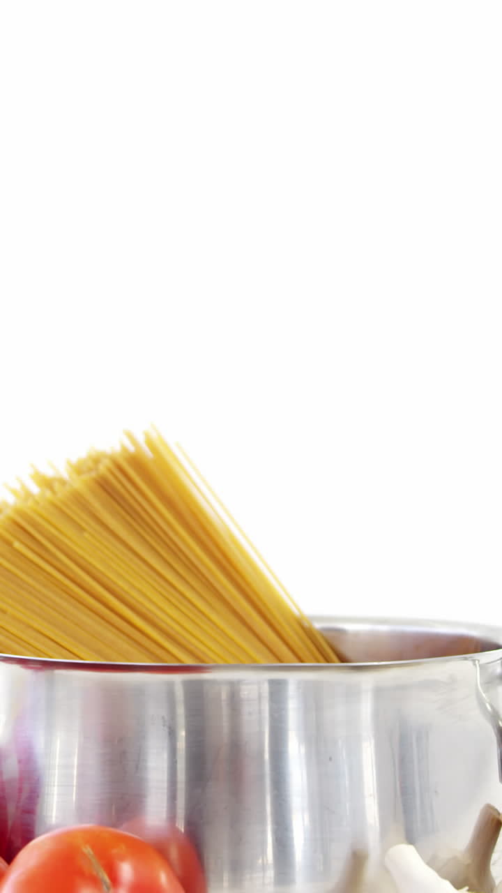 체리 토마토와 마늘이 들어있는 생 스파게티