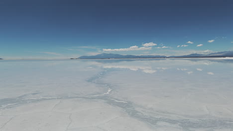 Drohne-Fliegt-über-Die-Wasseroberfläche-In-Der-Natürlichen-Salzwüste-Von-Salinas-Grande