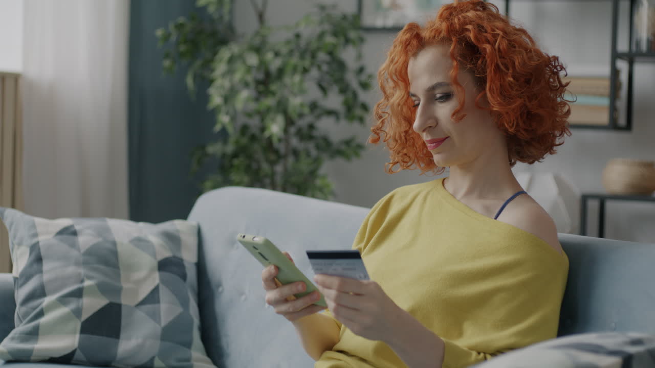 mujer haciendo pago en línea