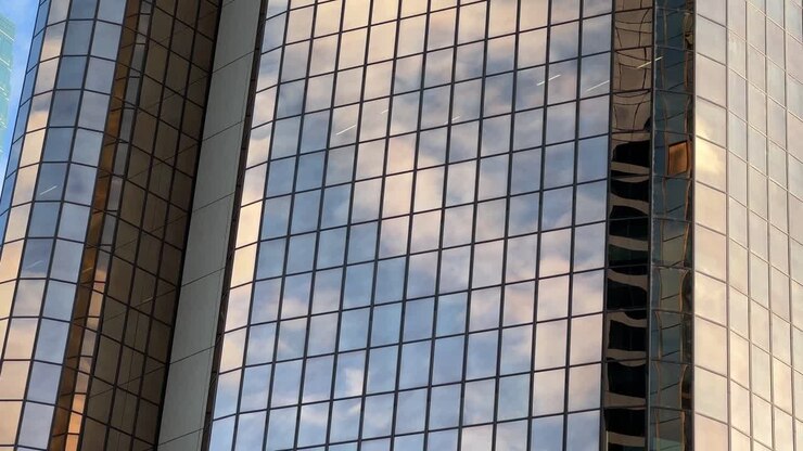 Exterior de edificios corporativos con ventanas de cristal reflectante que reflejan un hermoso cielo y nubes en la zona metropolitana del centro de la ciudad de Brisbane, Queensland, QLD, toma estática en primer plano