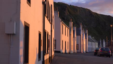 El-Pequeño-Pueblo-Pesquero-Escocés-De-Pennan-Al-Atardecer-3