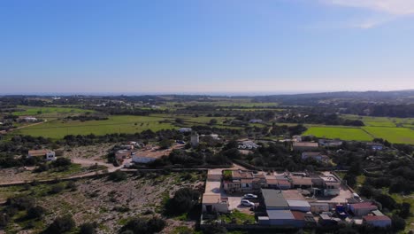 Drohnenmanöver-Auf-Formentera-Mit-Blick-über-Grüne-Felder