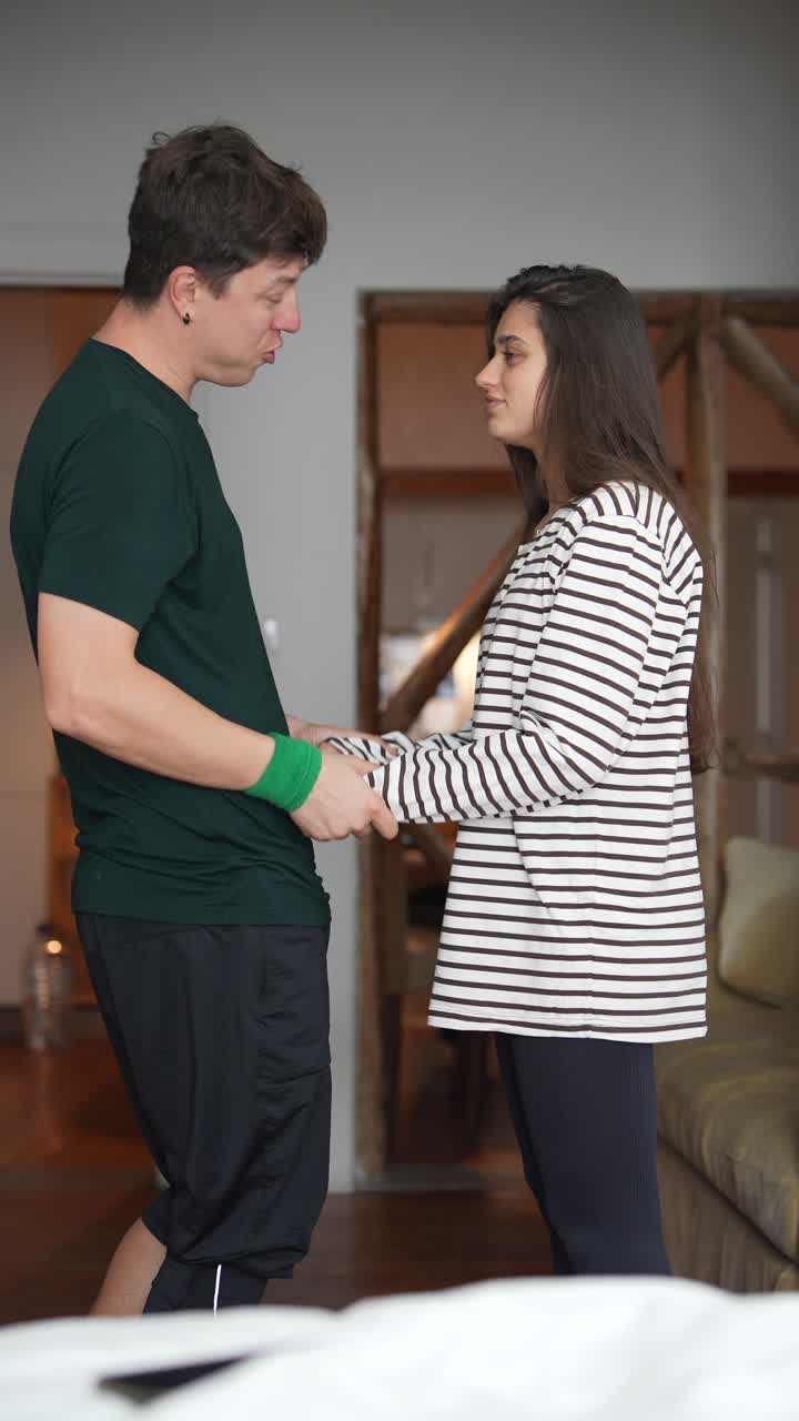 Una pareja de manos en la mano.