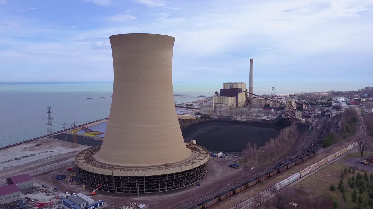 미시간 호수 3의 원자력 발전소를 통해 좋은 공중