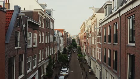 calle estrecha en una ciudad holandesa