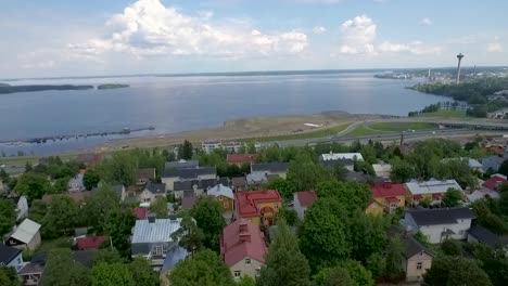 toma de drones del área histórica de pispala que divide dos lagos, pyhäjärvi y näsijärvi, en tampere y una vista del centro de la ciudad
