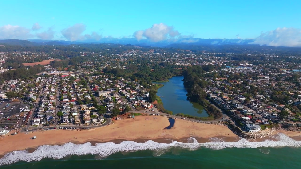 Twin Lakes Blacks Beach Walton Lighthouse Monterey Bay Santa Cruz Californien luftfoto drone naturskønt landskab dybblå surfbølger sand Stillehavet Pleasure Point morgenblå himmel tåge fremad.