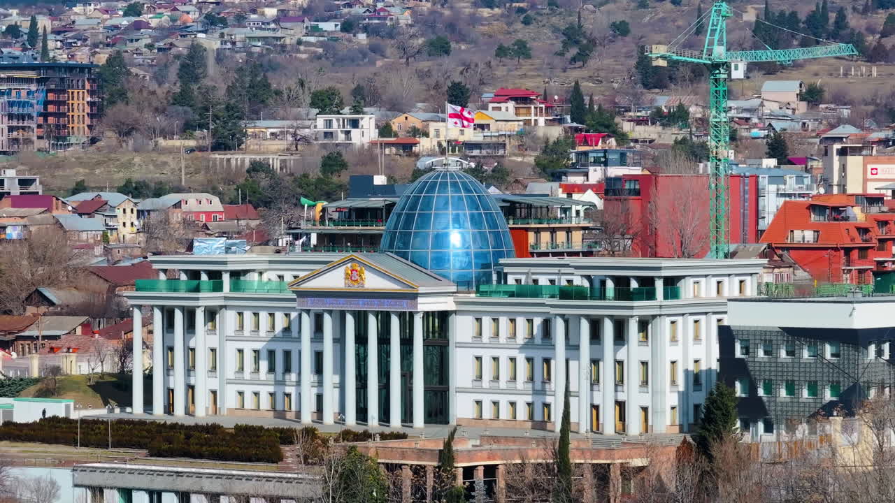 4K letecké záběry z dronu Státního paláce obřadů, Tbilisi - Gruzie._08