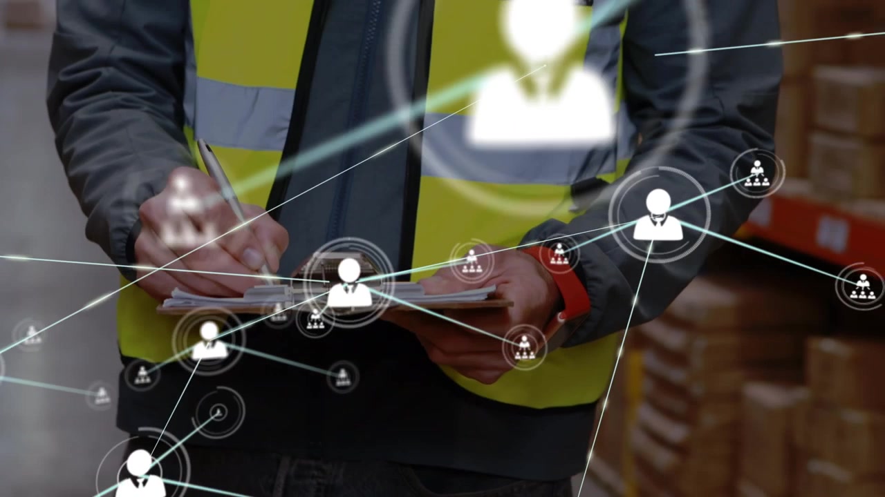 Animazione di una rete di connessioni con icone sopra un lavoratore caucasico in un magazzino