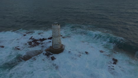 Leuchtturm-Von-Mangiabarche,-Sardinien:-Fantastische-Luftaufnahme,-Die-Den-Wunderschönen-Leuchtturm-Umkreist-Und-Wie-Die-Wellen-Auf-Die-Felsen-Schlagen