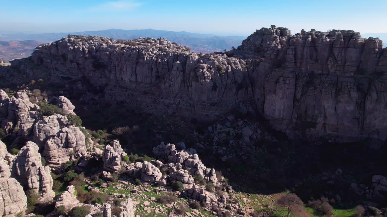 fotografía aérea de la reserva natural en el torcal de antequera, málaga, andalucía, españa, revelando el pueblo cercano y el paisaje en un día despejado
