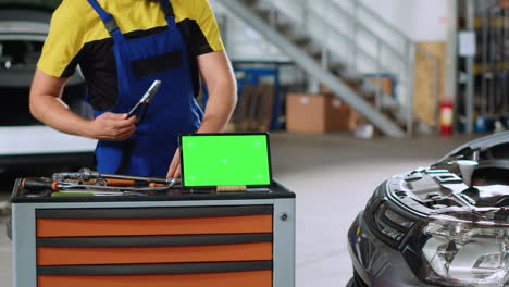 Chroma-Key-Laptop-In-Der-Autowerkstatt