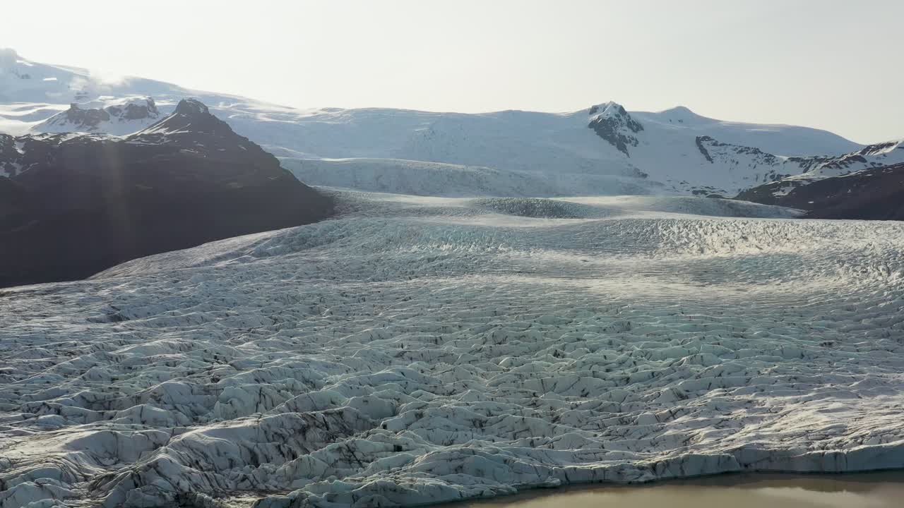 아이슬란드 남부의 바트나요쿨 국립공원 (vatnajökull national park) 에 있는 피알요쿨 빙하 위를 날아다니고 있다.
