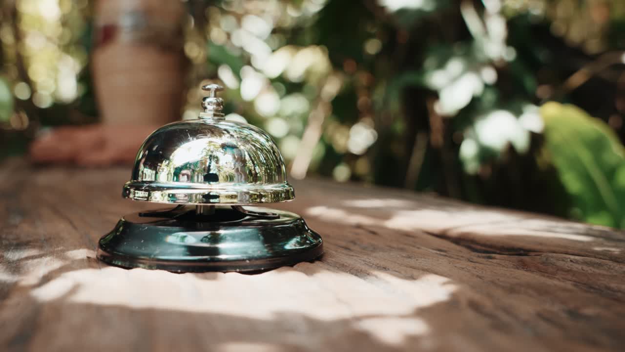 직원에게 전화하기 위해 커피 카페에서 고객의 손으로 서비스 벨을 울리는 것