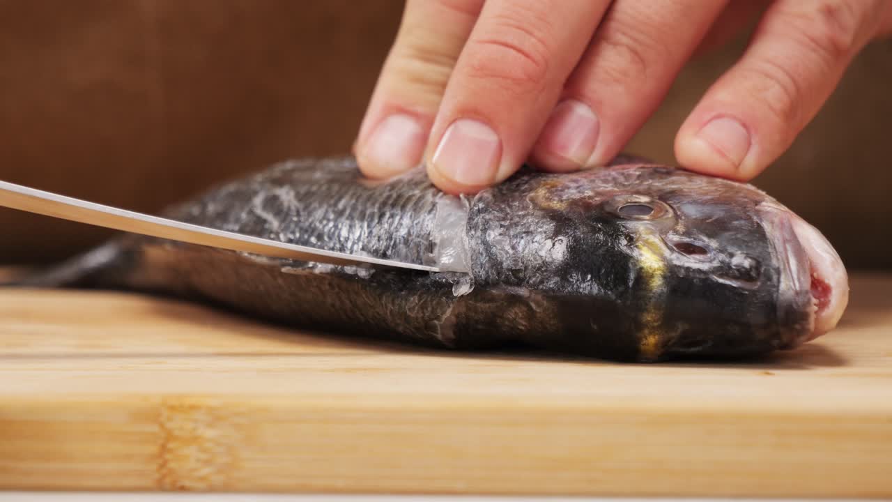 preparando un pescado