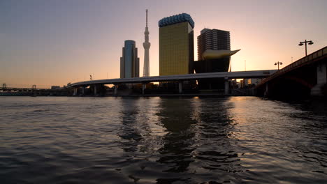 el horizonte de la ciudad de tokio al amanecer.